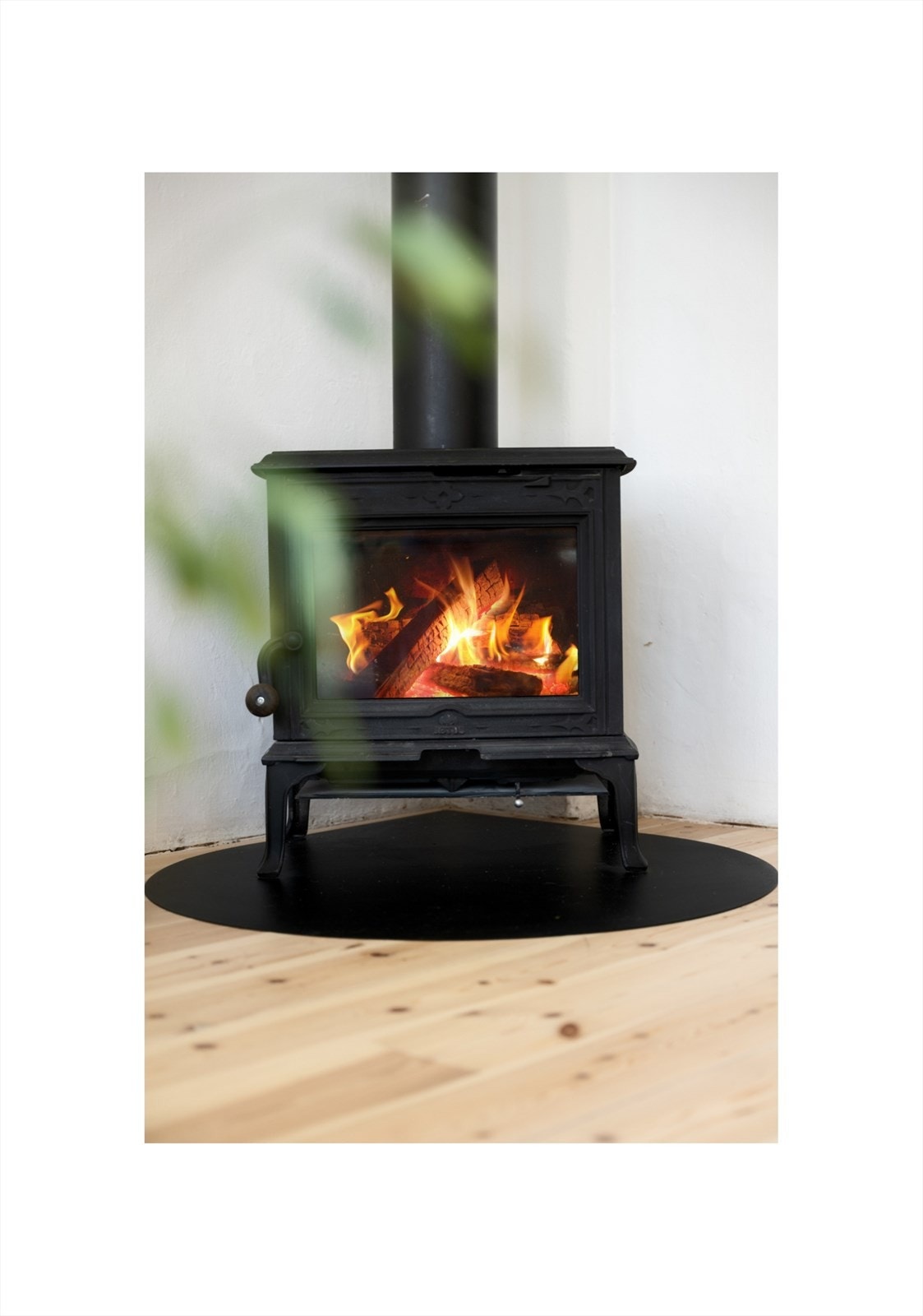 "Vi elsker kalde kvelder foran peisen, varme sommerkvelder på balkongen og de store, luftige soverommene. Vi liker også at den er gjennomgående, med god romfølelse." Galleribilde