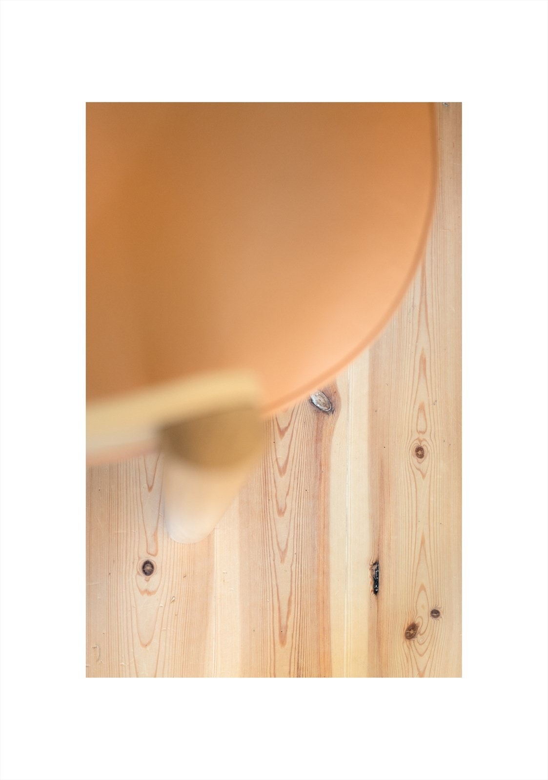 Furugulvene på stue, kjøkken og i gangen ble slipt i 2024 og tilfører rommene en perfekt dose lunhet og varme. Galleribilde