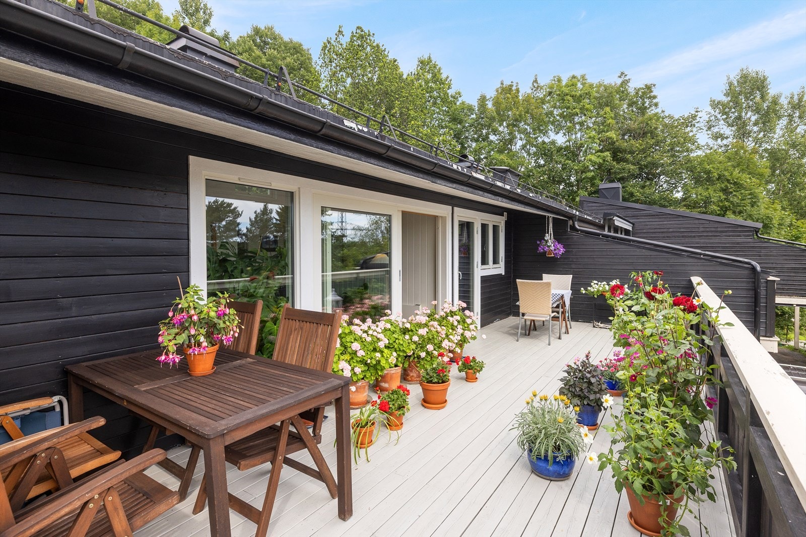 God plass til flere sittegrupper, grill, solstoler, blomsterpotter m.m. Galleribilde