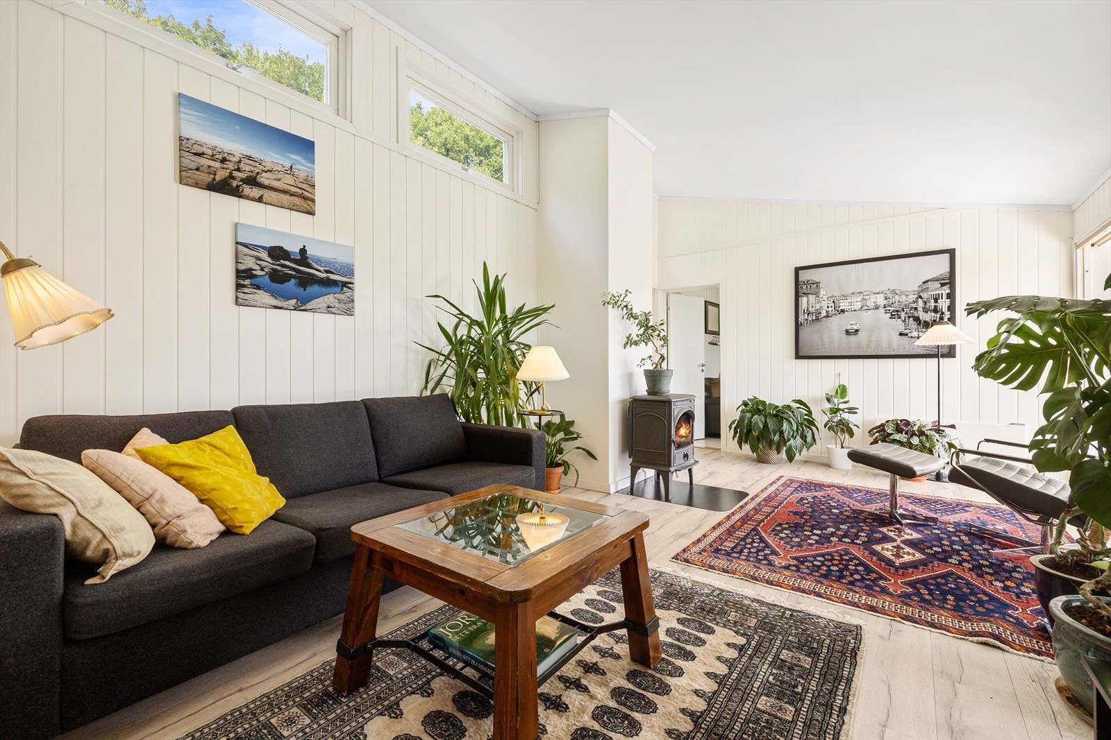 Boligen har en spennende planløsning over 4 halvplan, med generøs takhøyde i 3. etasje Galleribilde