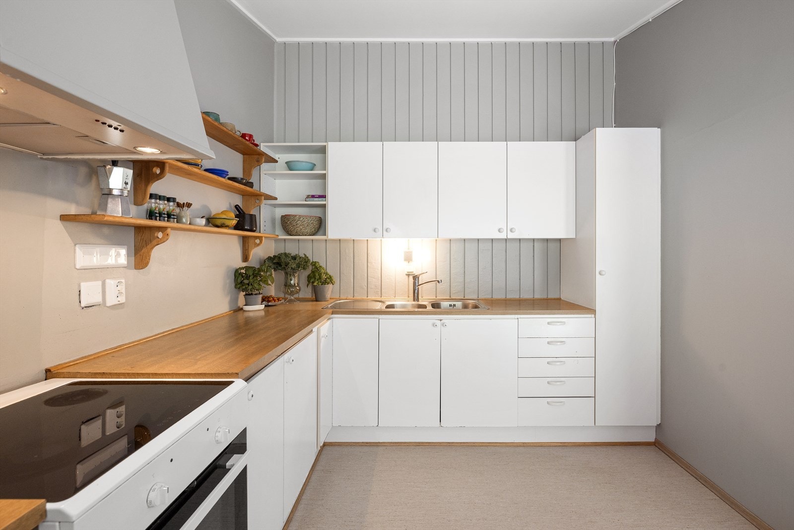 Plass til frittstående hvitevarer som komfyr og kjøleskap Galleribilde