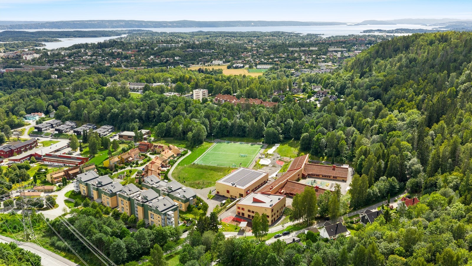 Med kort gangavstand til Emma Hjorth barneskole, samt til barnehage, passer dette særdeles populære området ypperlig for barnefamilien. Galleribilde