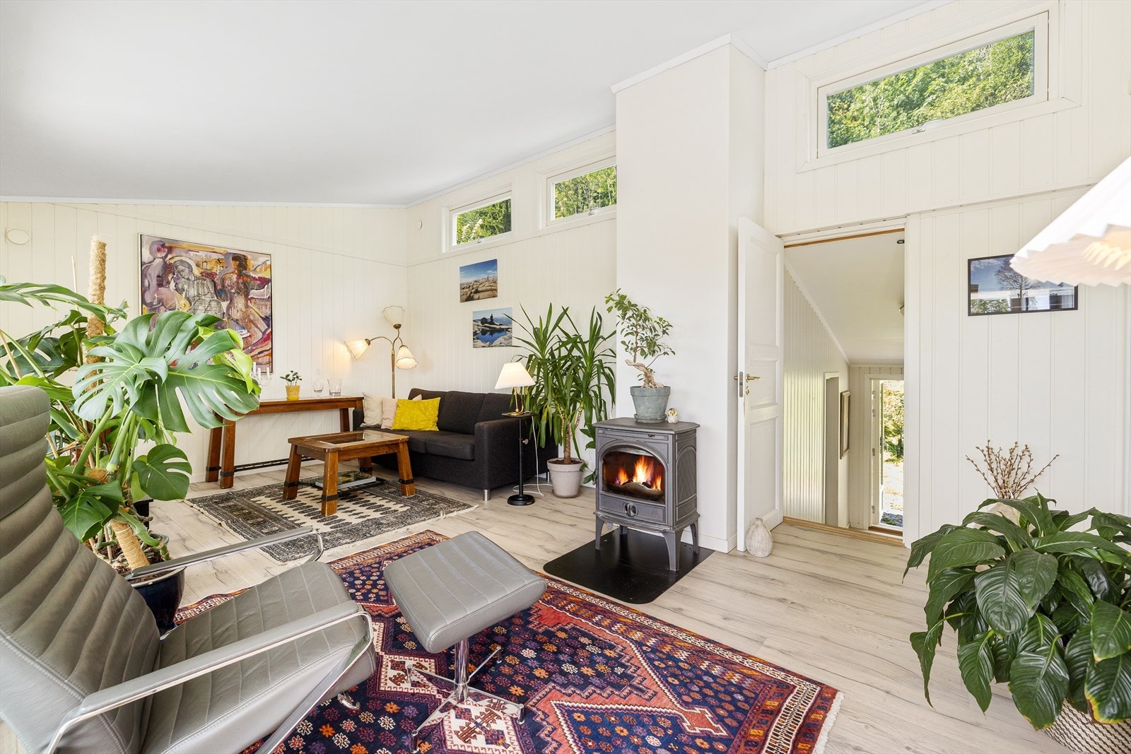 Her er det rikelig med plass til sofagruppe, spisebord e.l. Hyggelig peisovn gir god varme på kalde dager Galleribilde