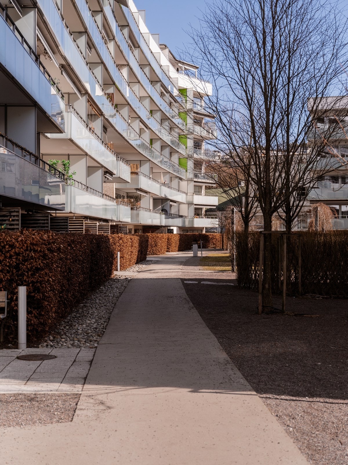 Fasaden er velholdt og tidstypisk, med innbydende gangpartier Galleribilde