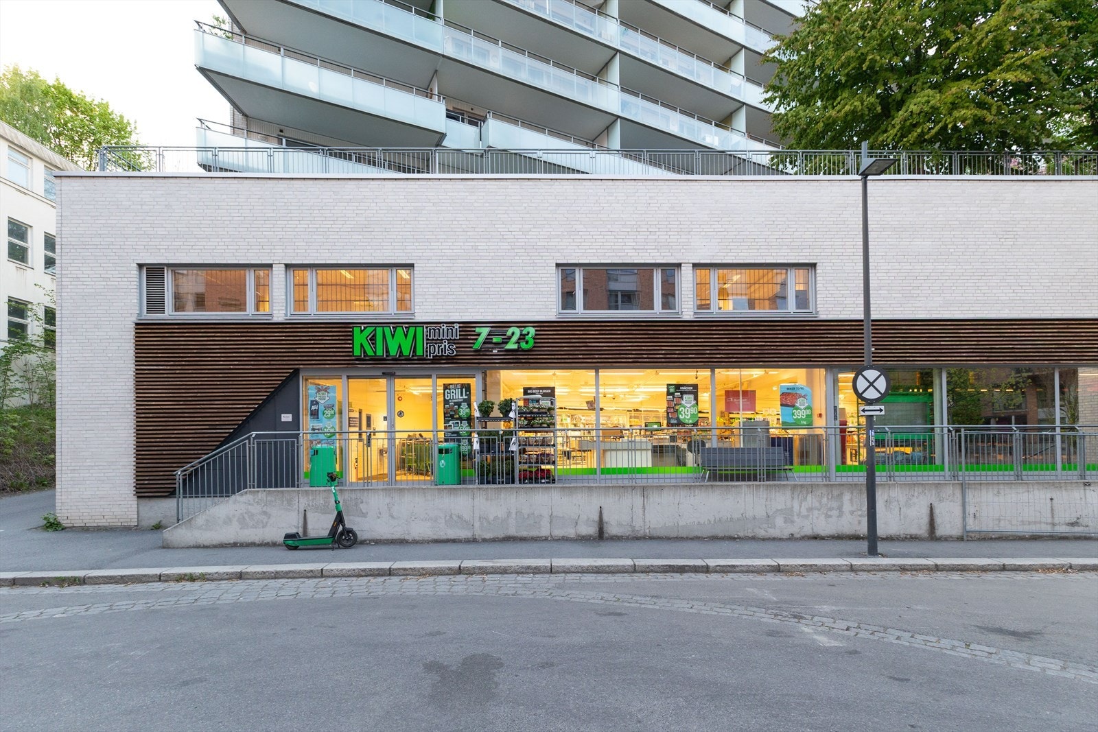 Dagligvarehandel gjøres enkelt med kort spasertur til Kiwi i samme bygg og nærbutikker i området Galleribilde