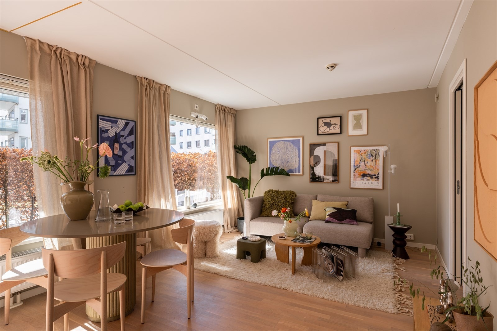 Det er rom for både en komfortabel sofagruppe og en naturlig spiseplass Galleribilde