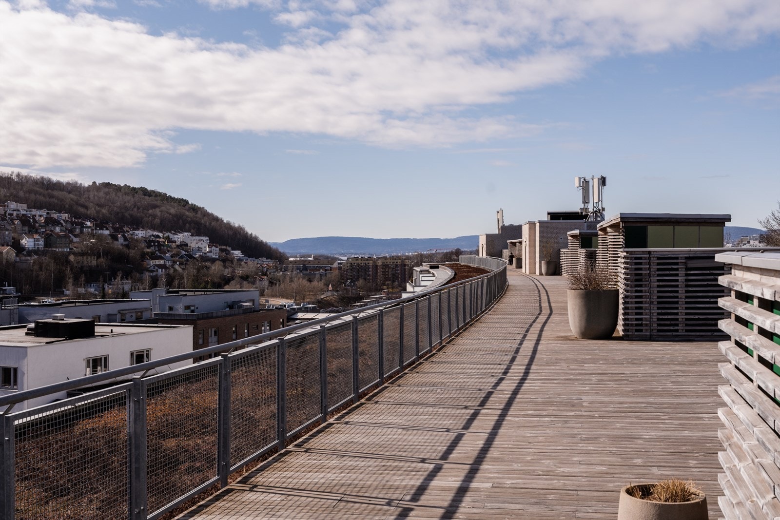Stor felles takterrasse med gode solforhold gjennom dagen og flott utsyn mot åskantene ved Ekeberg Galleribilde