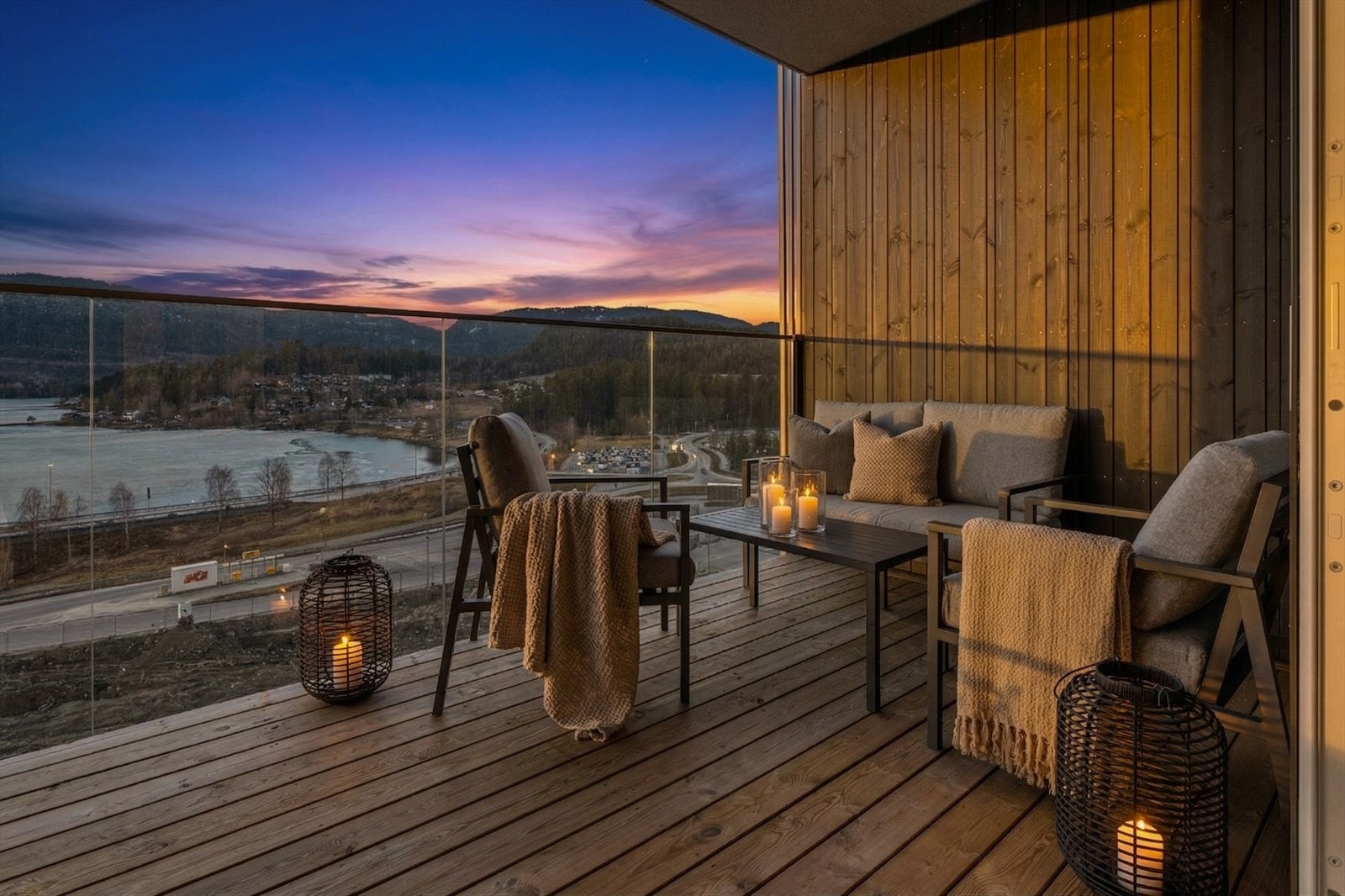 Balkongen har fantastisk utsikt mot Steinsfjorden. En herlig uteplass, som blir et ekstra rom på sommeren. Delvis overbygget, skjermet fra innsyn - med masse utsyn! Galleribilde