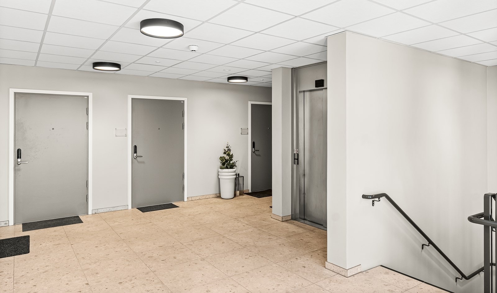 Ryddig og romslig etasjer. Her med heis til alle etasjer i bygget. Galleribilde