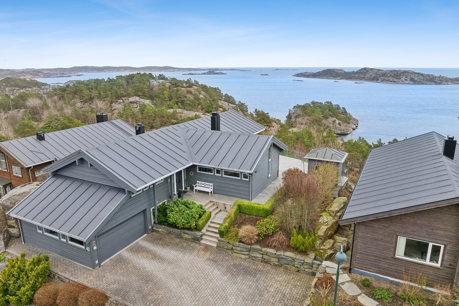 Velkommen til Vognsneset 40! En moderne enebolig med spektakulær sjøutsikt og gjennomtenkt arkitektur. Galleribilde