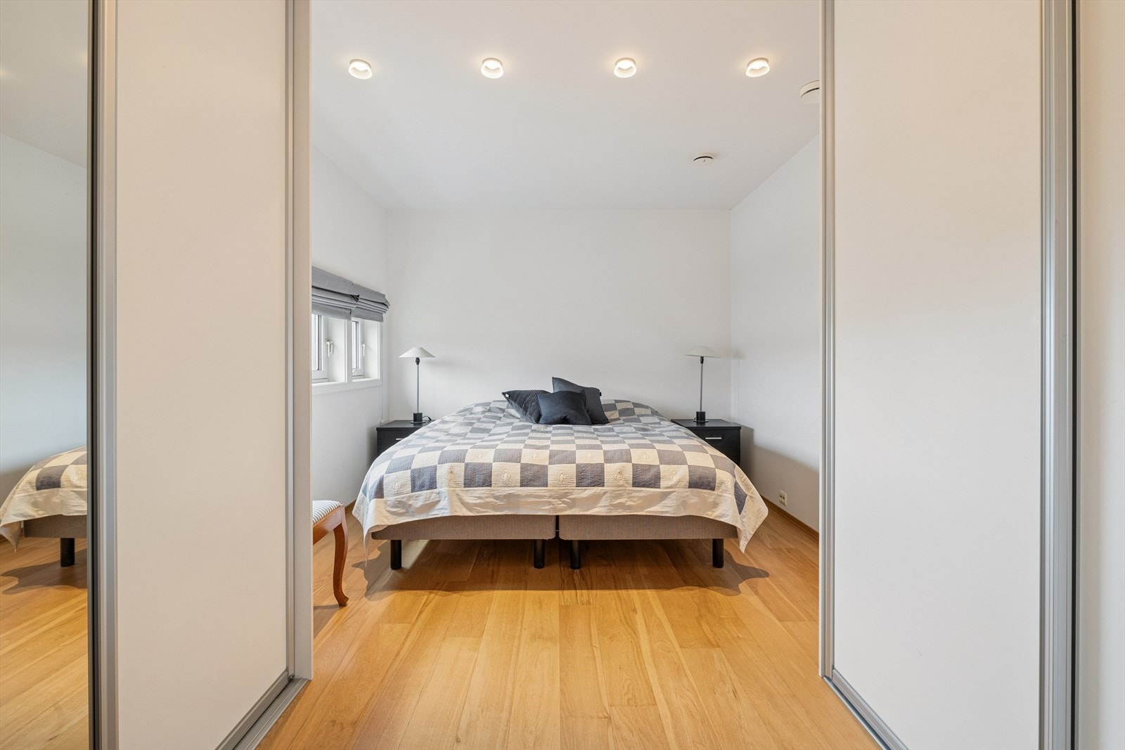 Boligen har totalt 3 soverom. Hovedsoverommet er av god størrelse og har plass til dobbeltseng og to integrerte skyvedørsgarderober på hver side av rommet. Galleribilde