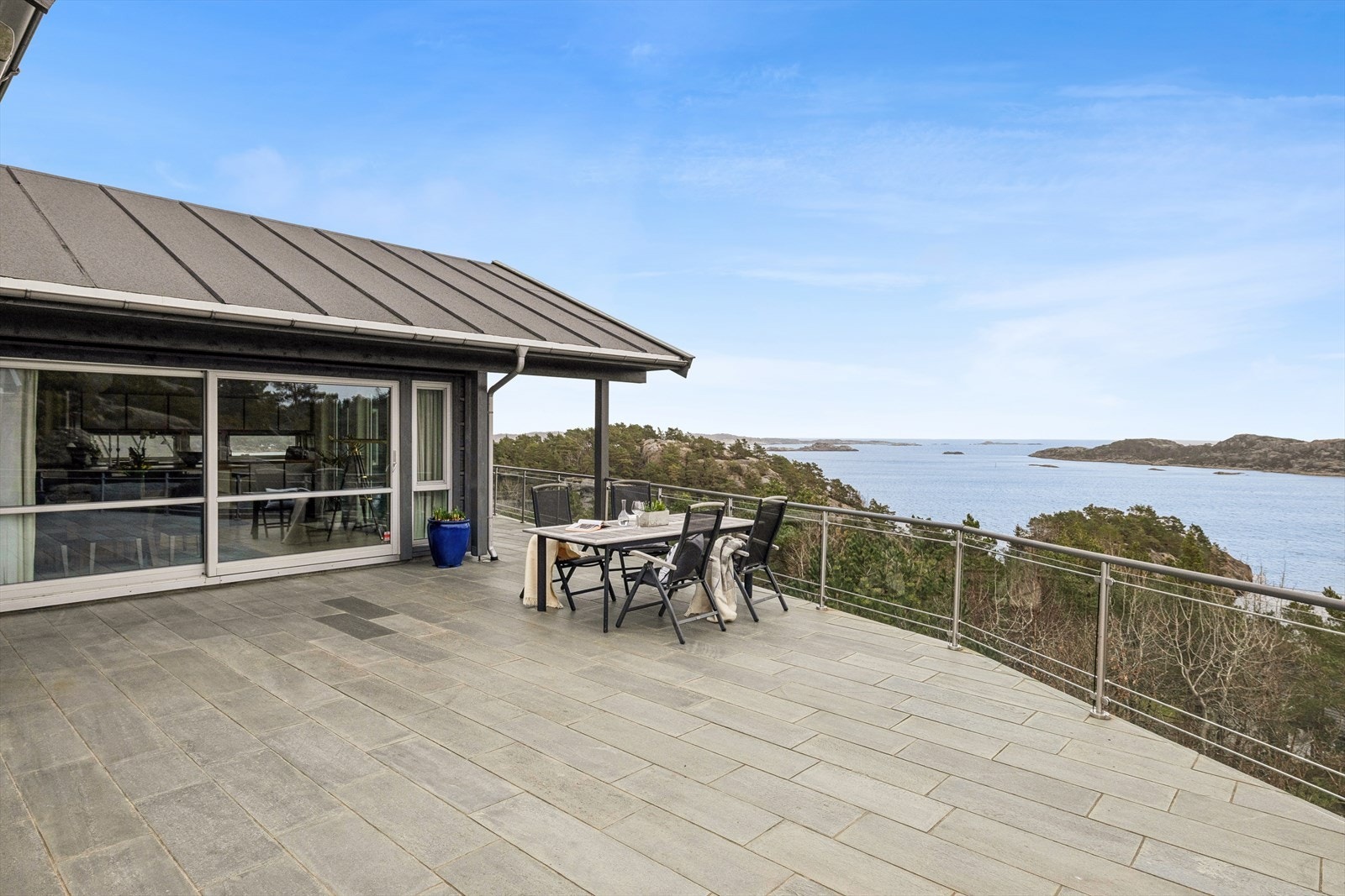 Stor skiferterrasse på ca. 85 kvm med spektakulær sjøutsikt og nydelige solforhold. Galleribilde
