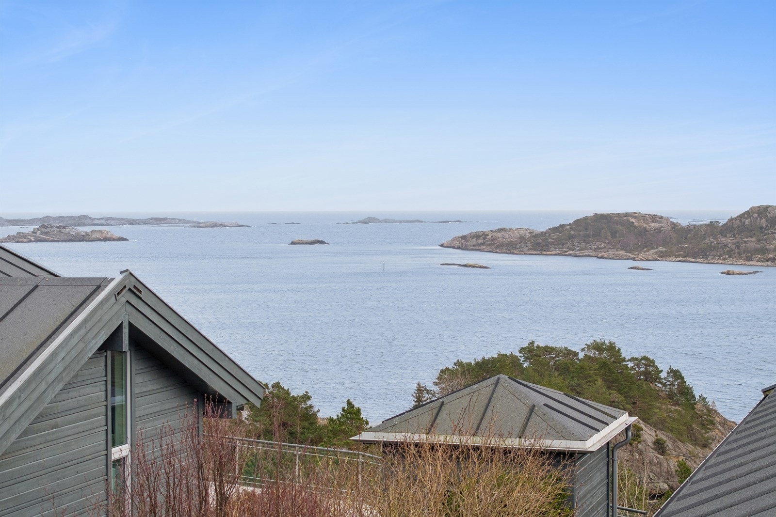 Beliggenheten gir umiddelbar nærhet til sjøen og flotte turområder like i nærheten. Galleribilde