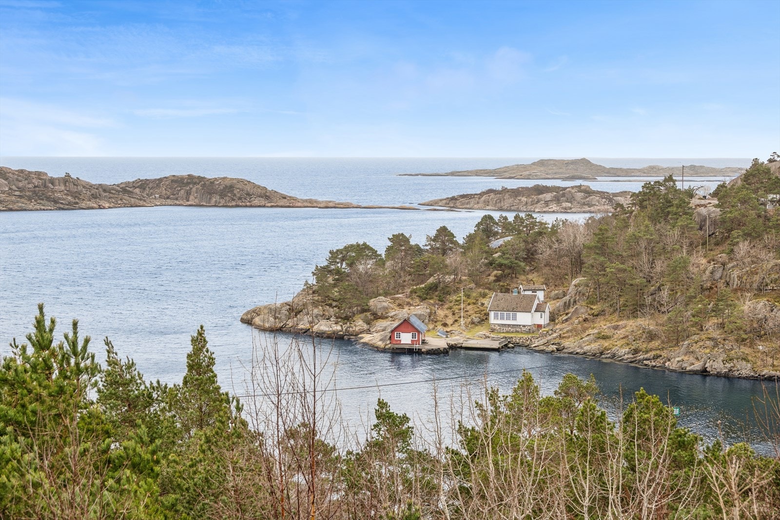 Nyt den maritime atmosfæren med båtliv og kystnatur rett utenfor døren. Galleribilde