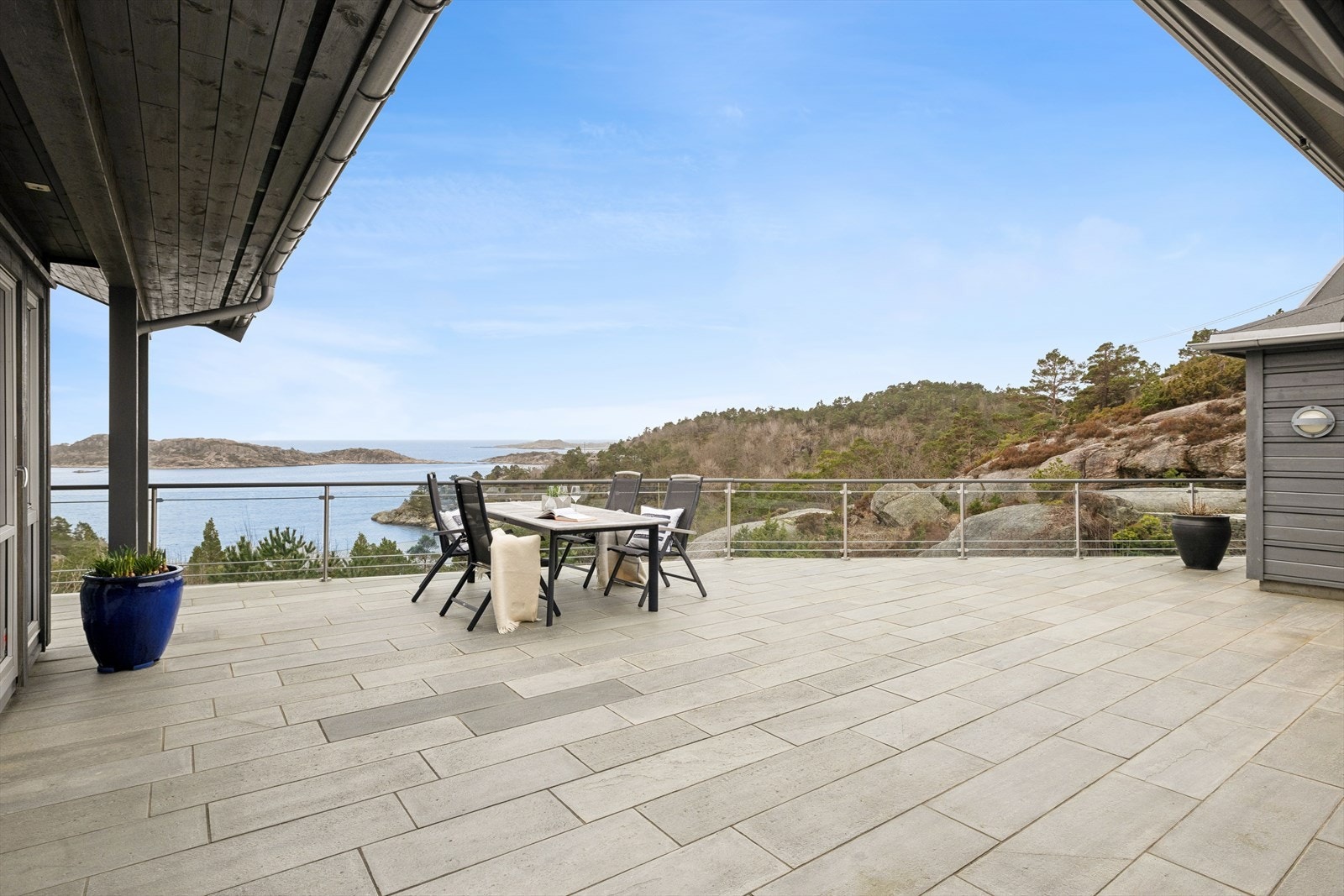 Terrassen gir rikelig med plass for flere sittegrupper og sosiale soner. Galleribilde