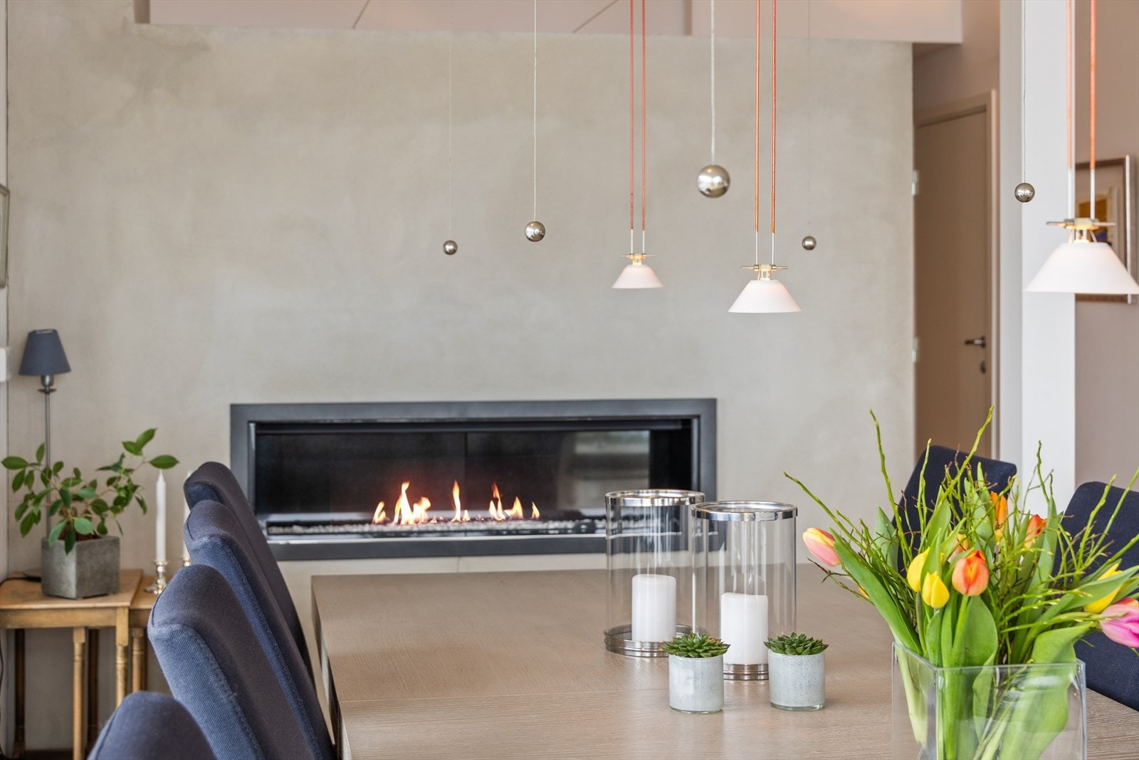 Den moderne gasspeisen gir både varme og en elegant atmosfære til spisestuen. Galleribilde