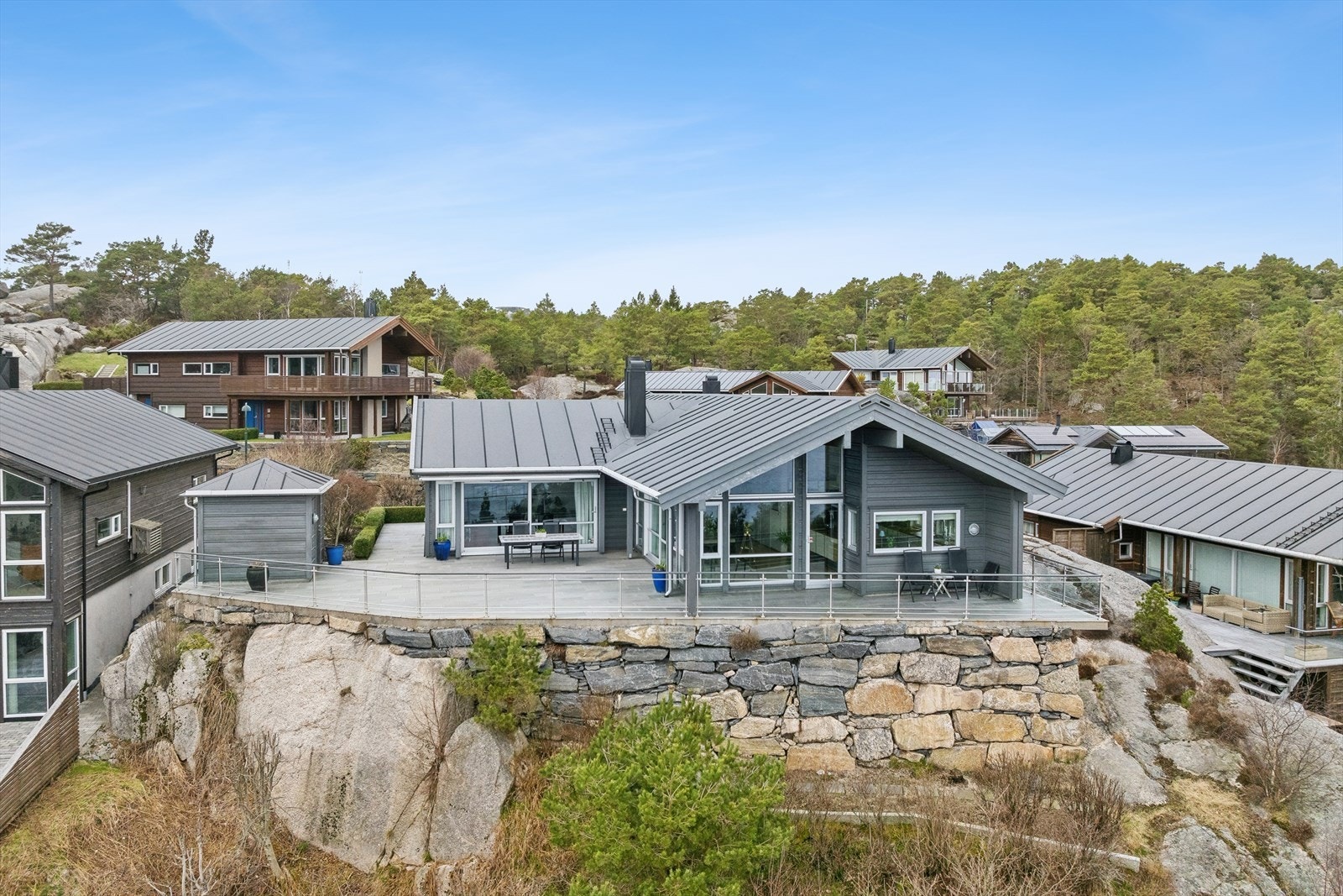 Dette er en moderne enebolig fra 2008 med spektakulær sjøutsikt og gjennomtenkt planløsning. Boligen ligger høyt og fritt i landlige og rolige omgivelser, samtidig som du kun har ca. 15 minutters kjøring til byen. Galleribilde