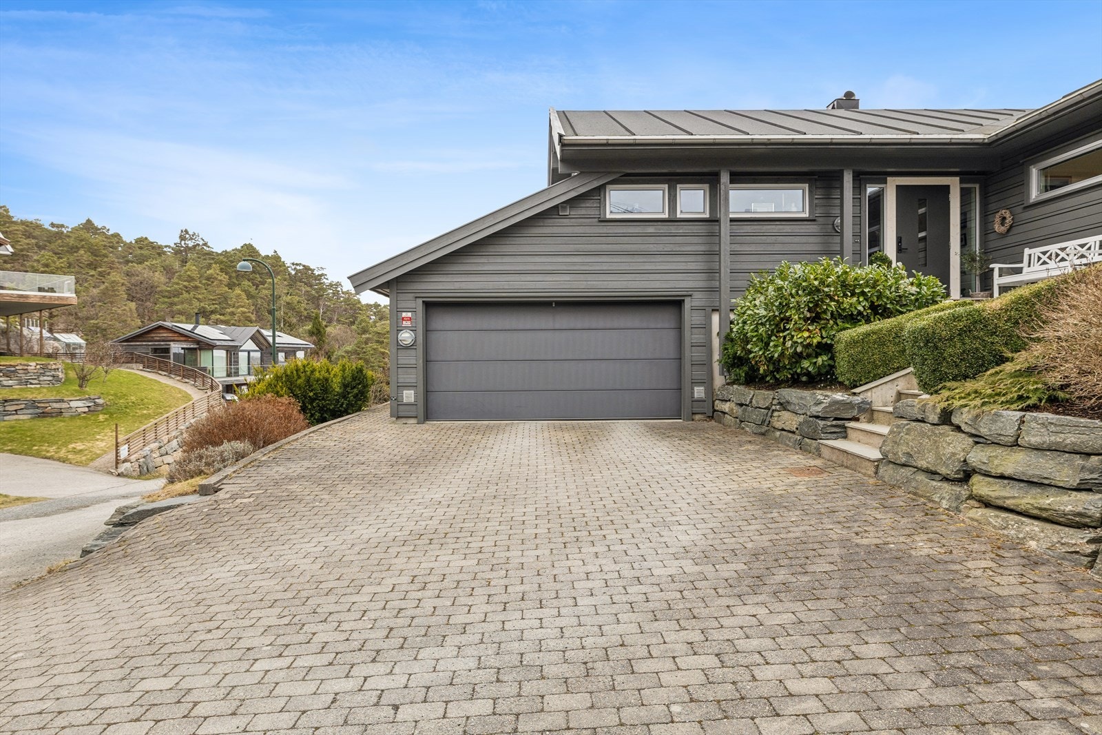 Den doble garasjen har installert elbillader og byr på god lagringsplass i bod og teknisk rom. Galleribilde