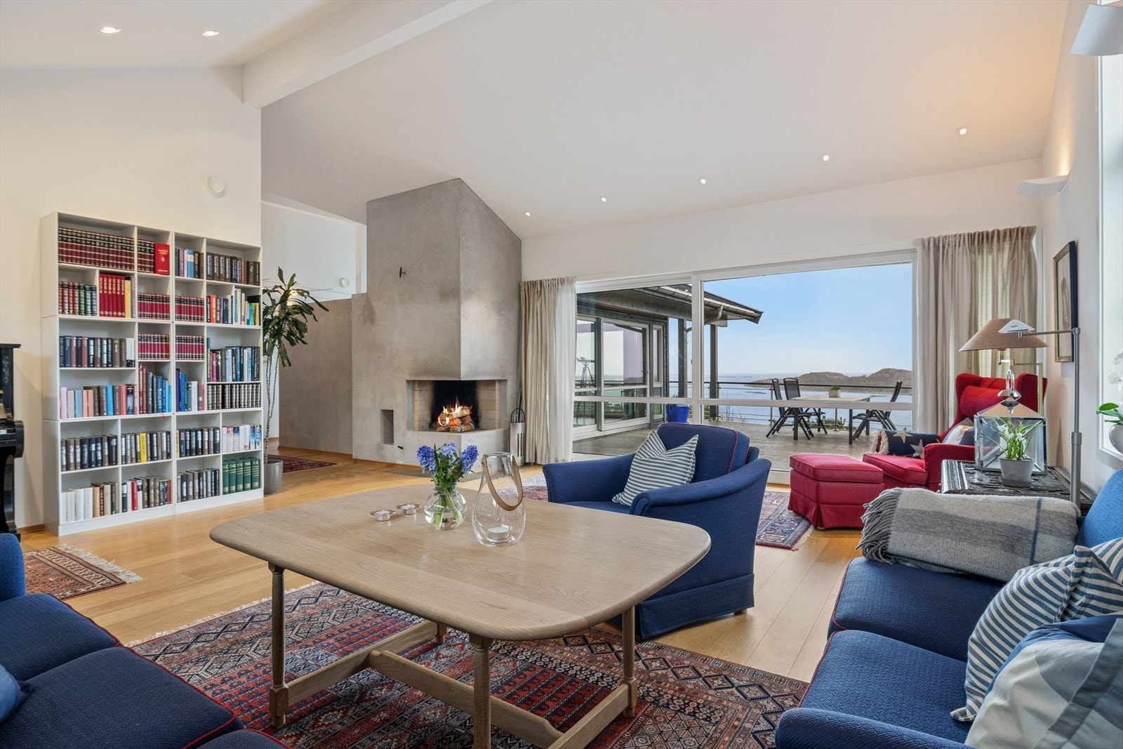 Den gjennomtenkte planløsningen gir flere møbleringssoner og en god romfølelse. Galleribilde