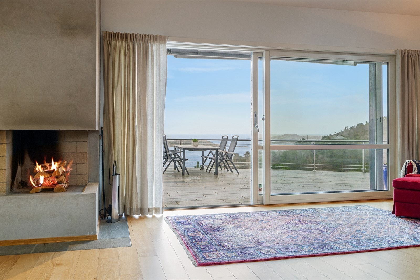 I stuen finner du en åpen peis for vedfyring som gir en trivelig atmosfære på kjølige dager. Galleribilde