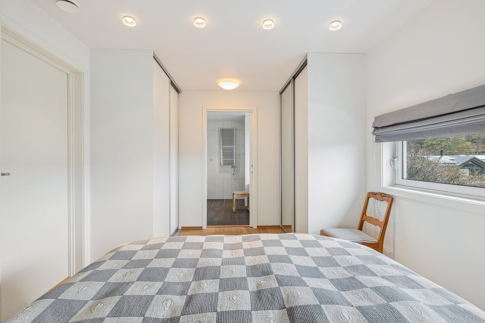 Fra hovedsoverommet er det direkte adkomst til det ene av boligens to bad. Galleribilde