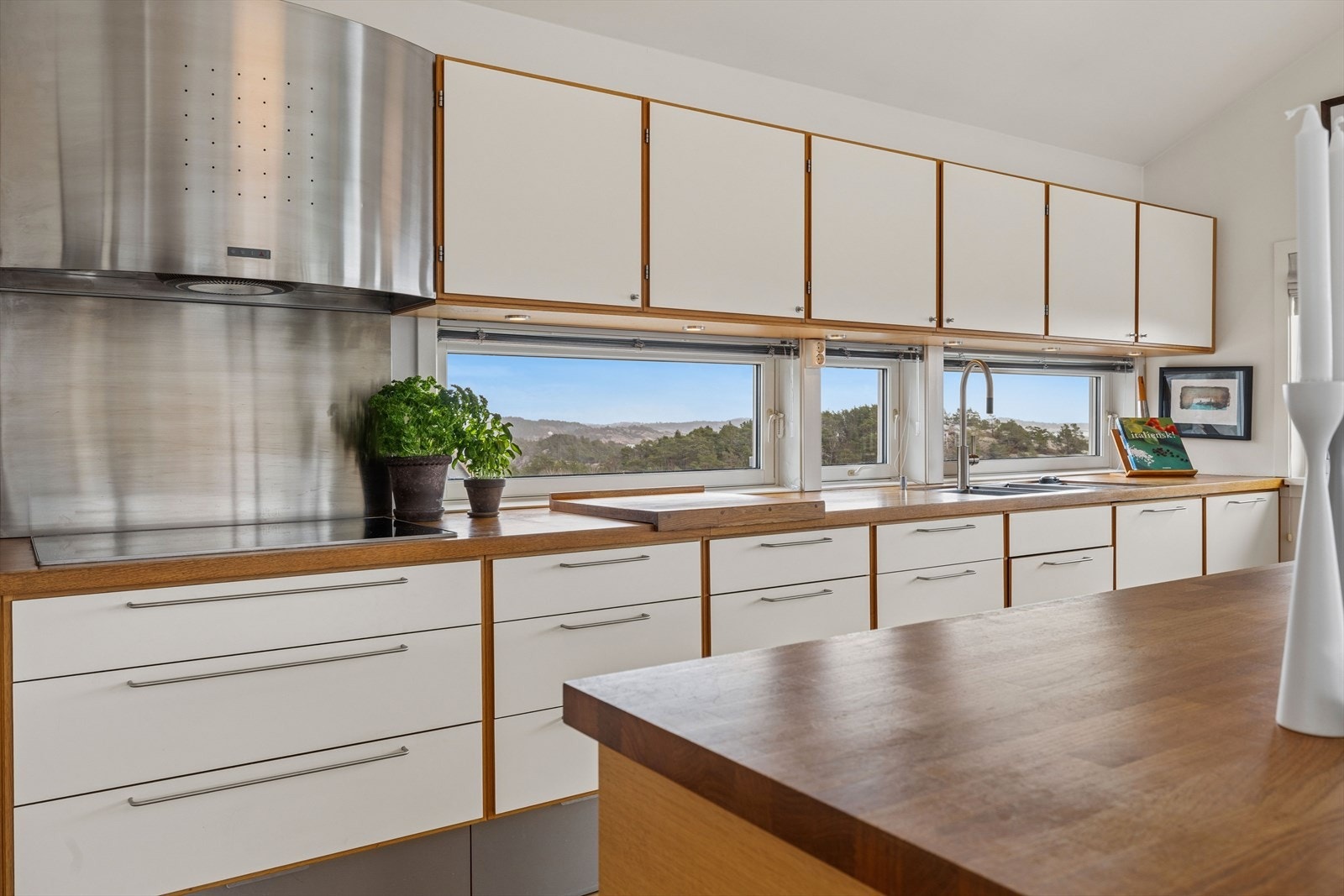 Godt med skap- og benkeplass. Galleribilde