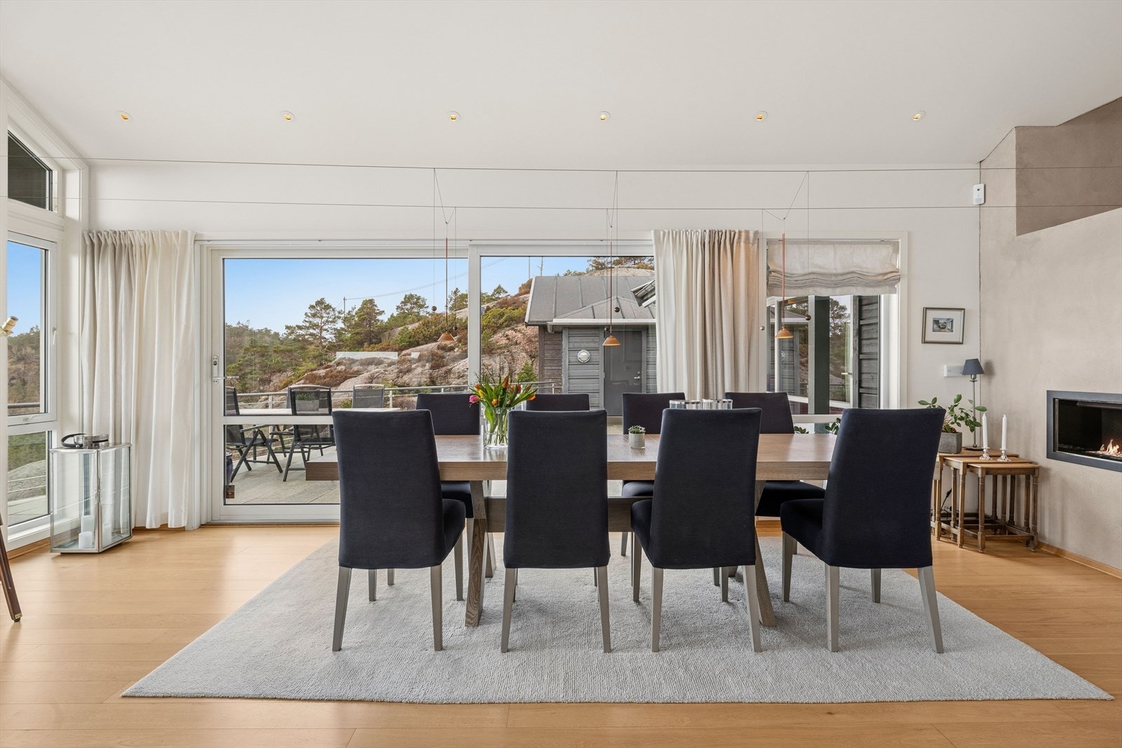 Her er det god plass til å samle venner og familie, med utsikten som et naturlig midtpunkt. Galleribilde