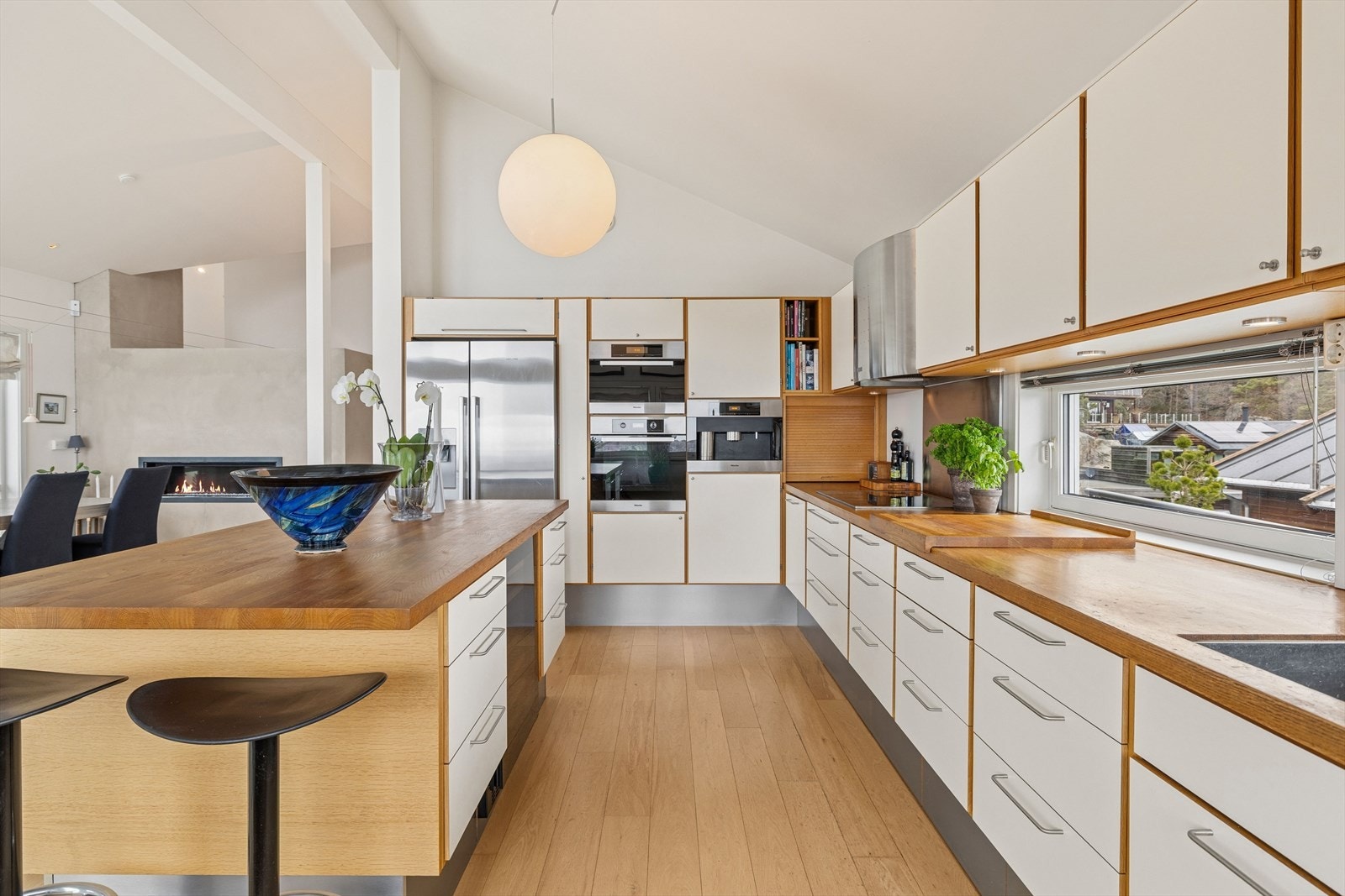 Hvitevarer som stekeovn, platetopp, oppvaskmaskin, kjøleskap, fryser, vinskap og kaffemaskin medfølger. Galleribilde