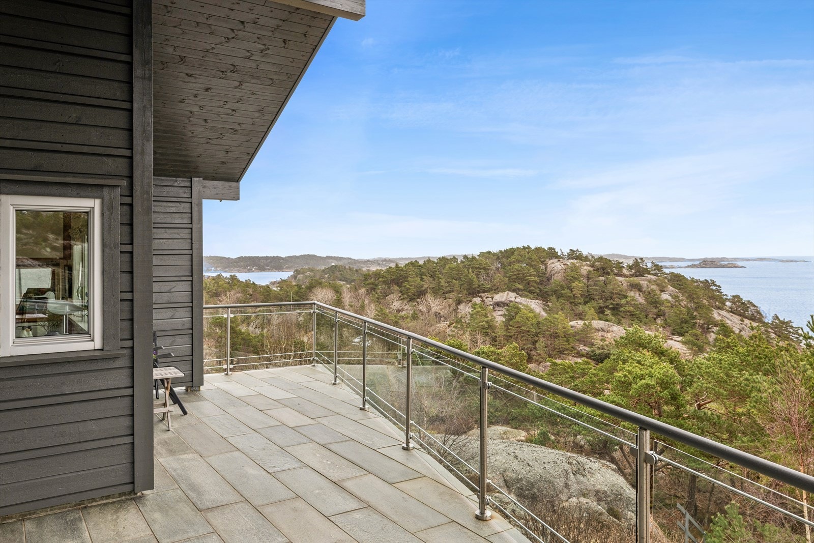 Terrassen er omkranset av et rekkverk i glass og stål som bevarer den frie utsikten. Galleribilde