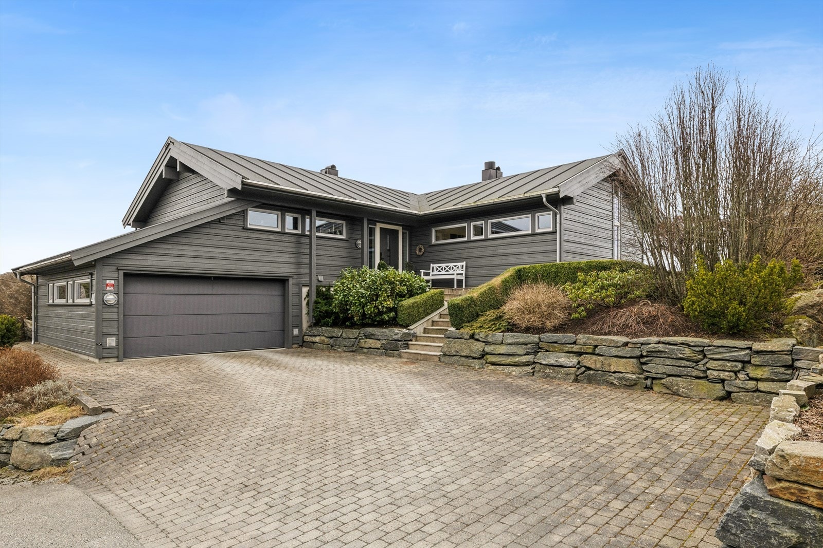 Innkjøringen fører til en integrert dobbelgarasje i underetasjen. Galleribilde