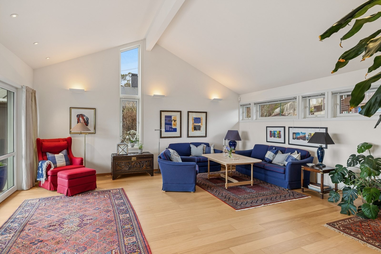 Stuen er romslig med slette, malte vegger og god takhøyde, noe som gir en luftig romfølelse. Galleribilde