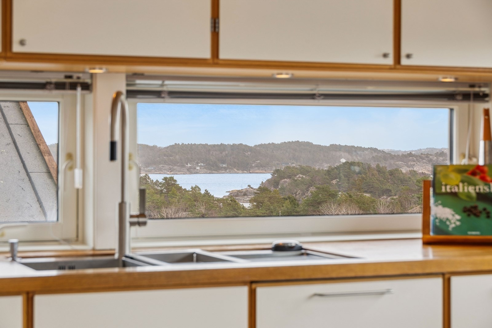 Fra kjøkkenbenken har du en levende utsikt over sjøen. Galleribilde
