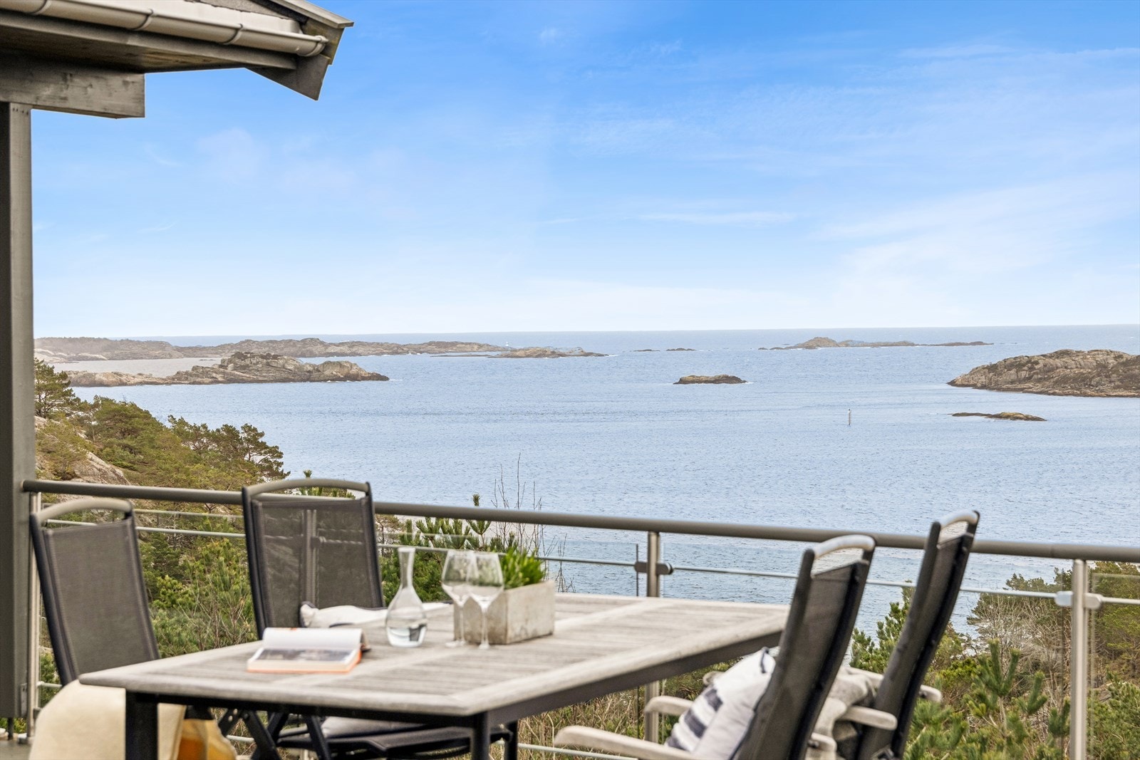 En solrik og usjenert uteplass med vidstrakt utsikt over havet. Galleribilde