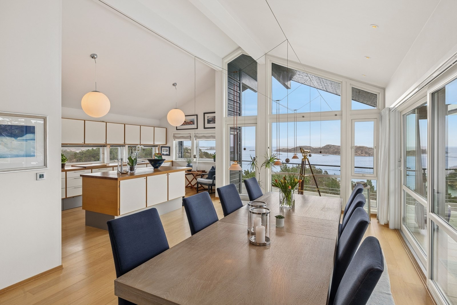 Ved kjøkkenet er det plass til et stort langbord for sosiale sammenkomster. Galleribilde