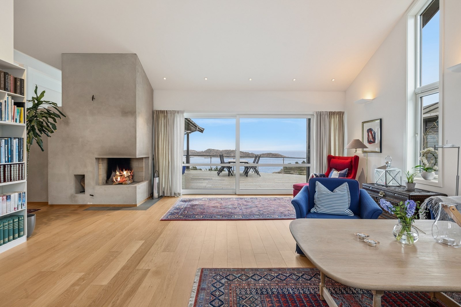 Boligen varmes opp med vannbåren gulvvarme som sikrer jevn og behagelig temperatur. Galleribilde