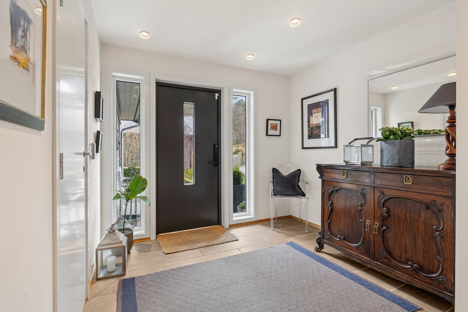 Inngangspartiet er romslig og gir et godt første inntrykk, med adkomst til garderobe og en av boligens stuer. Galleribilde