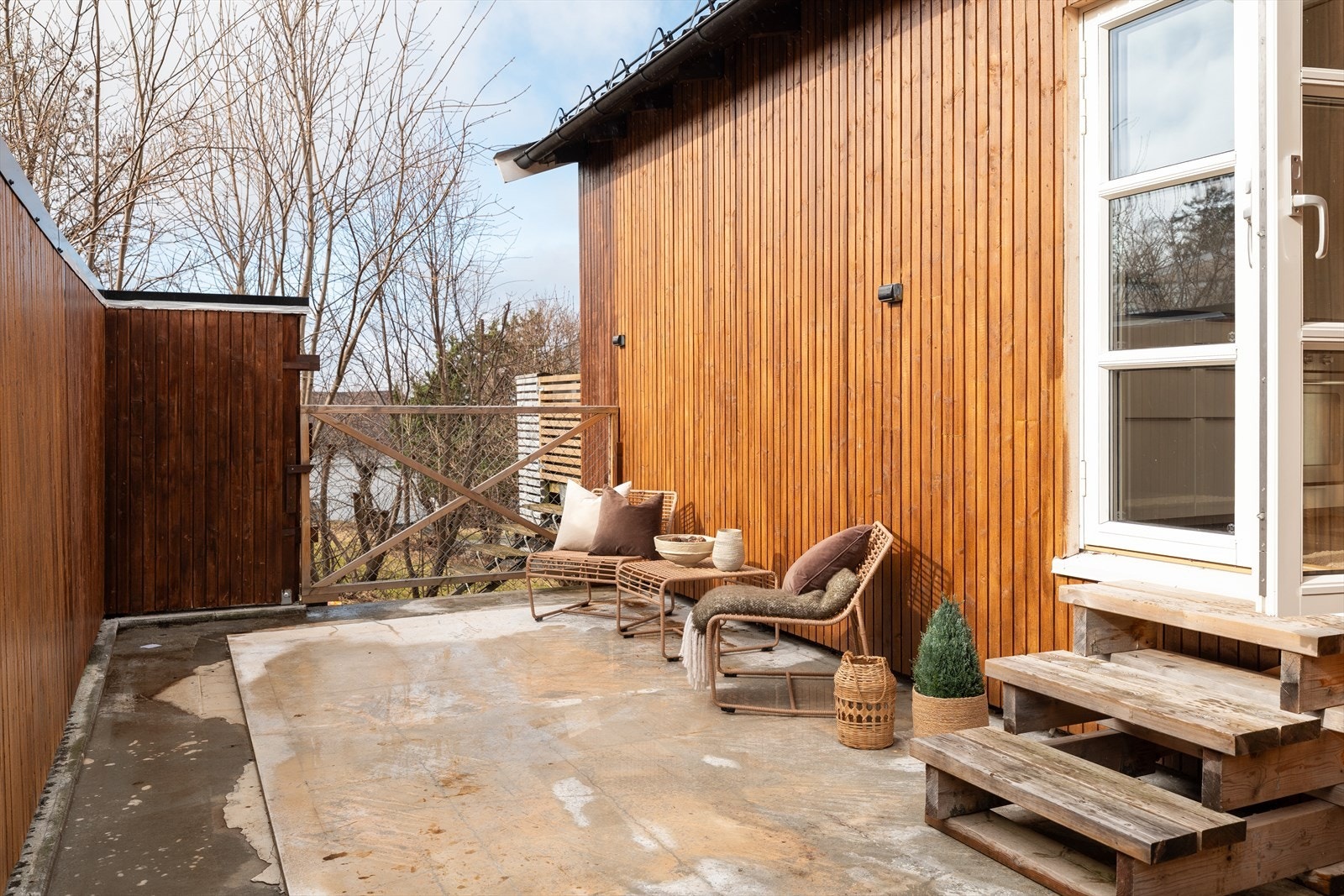 Her har selger gjort klart for vinterstue, da de hadde planer om å etablere dette. I den forbindelse er det lagt varmekabler i dekket, utført av fagfolk. Det er også gjort klart med flere stikkontakter. Galleribilde