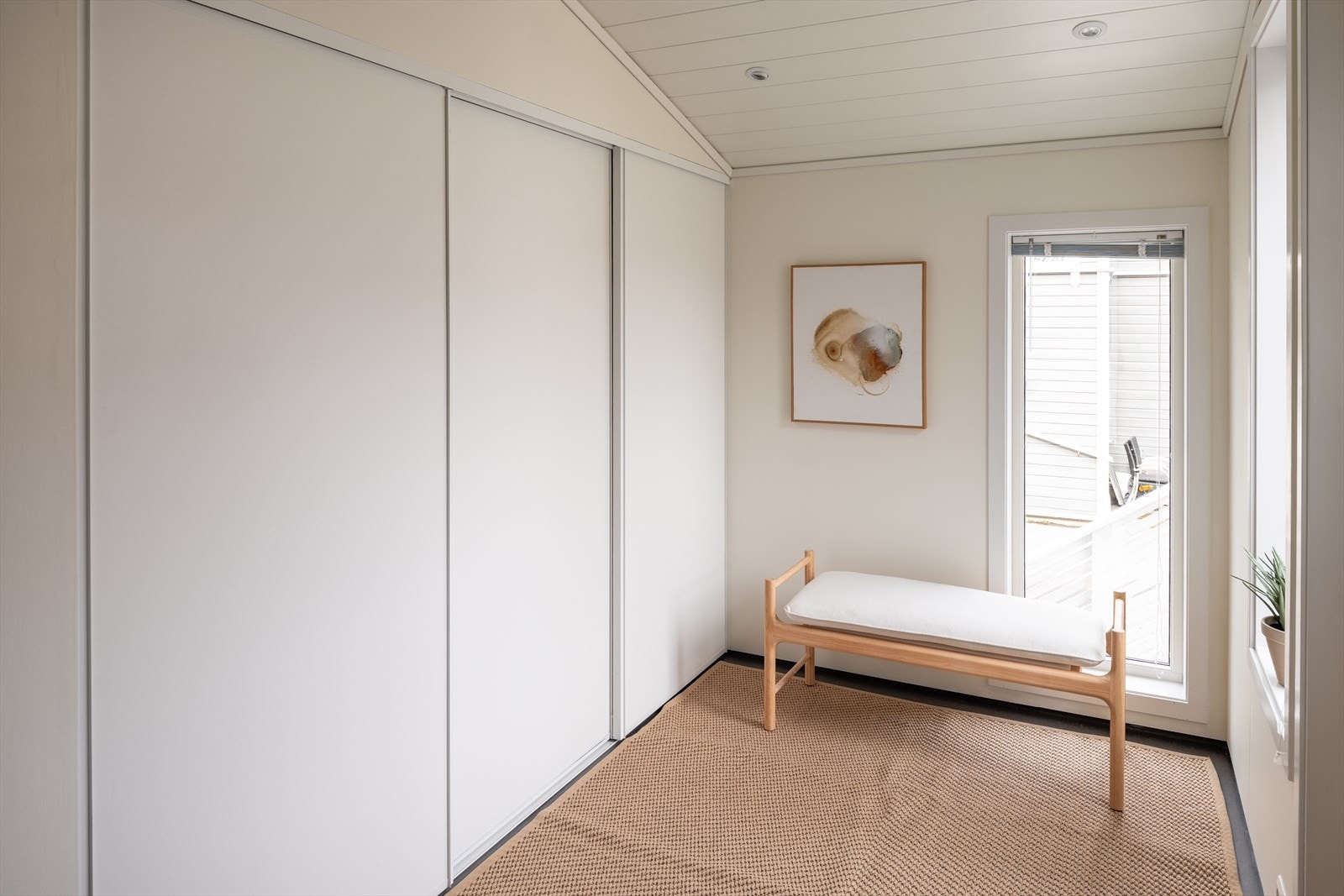 Her er det innebygd skyvedørsgarderobe med god plass til oppbevaring. Galleribilde