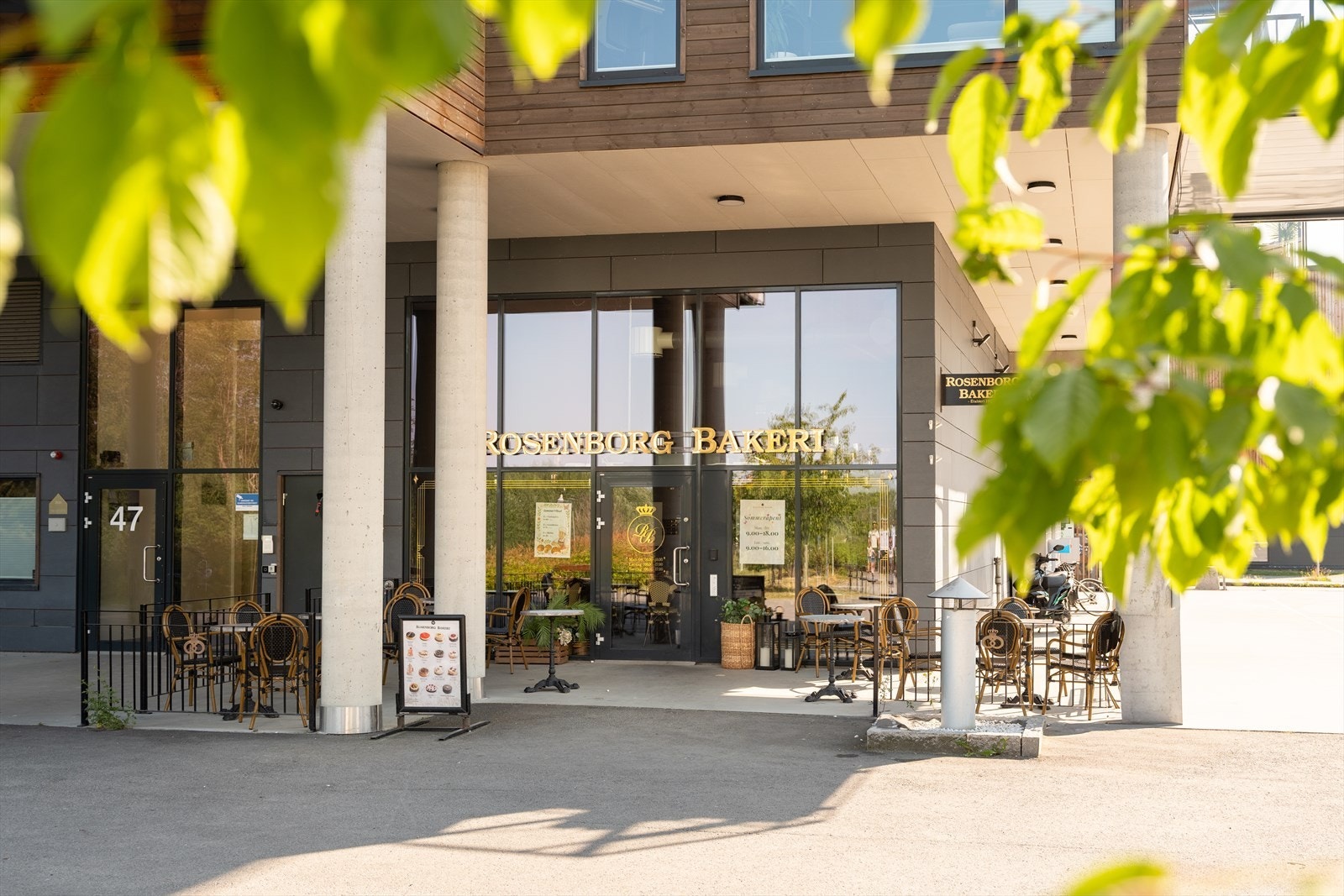 Det er kort vei til Ranheimsfjæra hvor man finner blant annet Rosenborg bakeri. Galleribilde