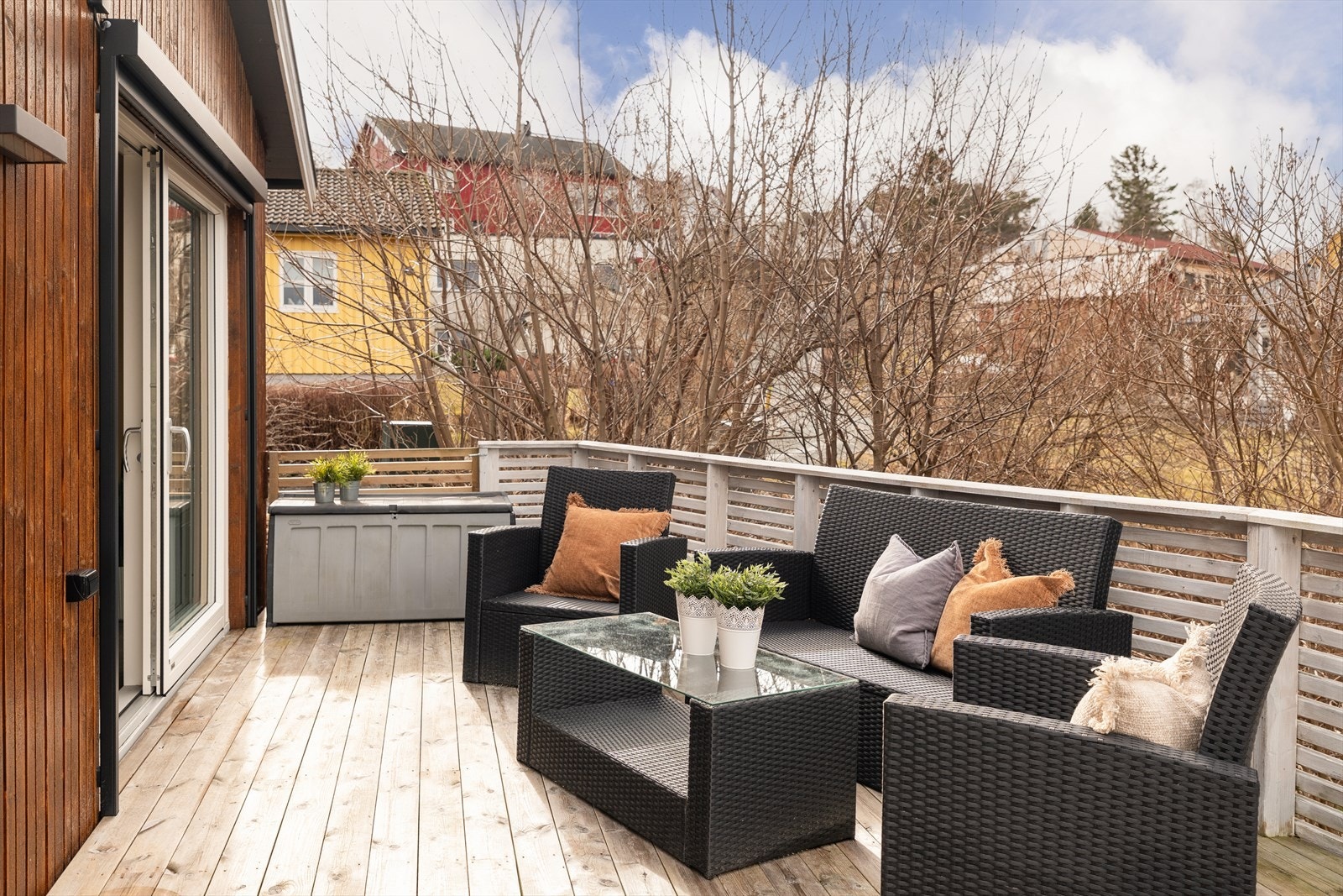 Trærne rundt terrassen minimerer innsyn fra naboer og gir en skjermet følelse. Galleribilde