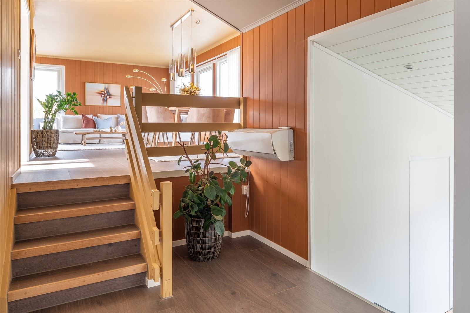 Boligen varmes opp gjennom elektrisitet og varmepumpe. Det ble gjennomført service av varmepumpen i 2022. Galleribilde