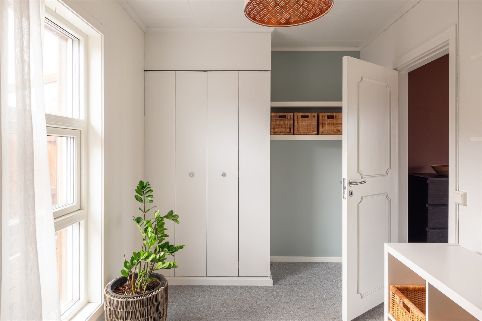 Rommet blir i dag benyttet som walk-in closet og oppbevaringsrom. Galleribilde