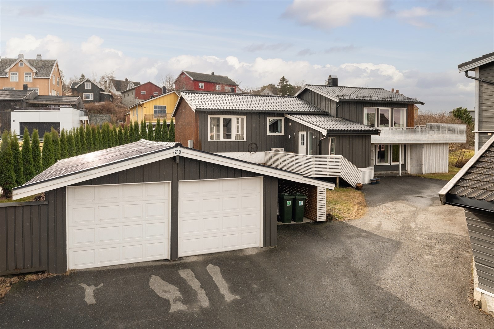 Velkommen til Ranheimsvegen 219 - en sjarmerende og påkostet enebolig beliggende på Ranheim. Boligen har en dobbelgarasje på 41m² samt carport. (Foto: Eivind Mølnå) Galleribilde