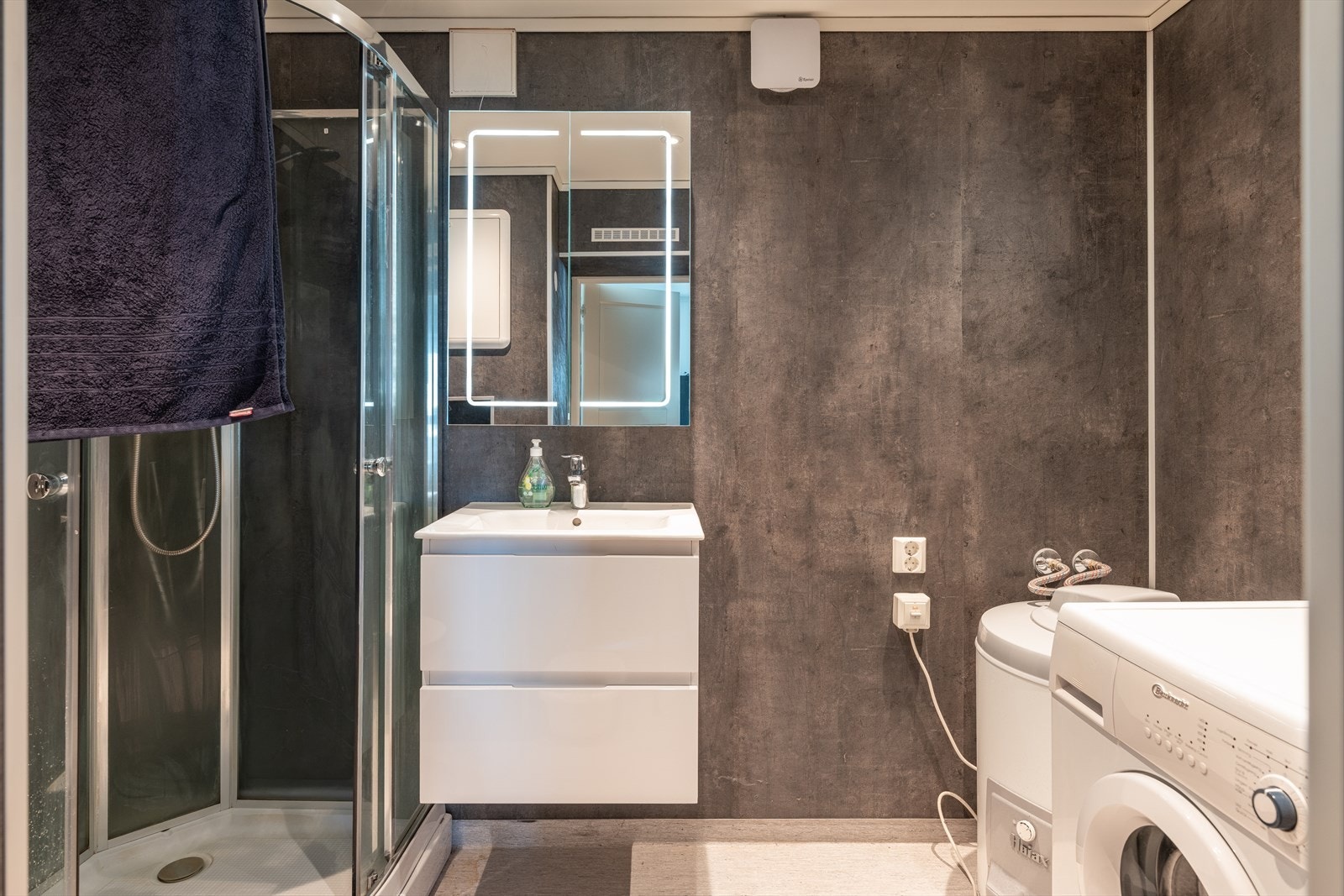 Badet ble også pusset opp i 2019, hvor det ble etablert rør-i-rør system. Badet fremstår moderne og er på ca. 5m². Her har du egen varmtvannsbereder og opplegg til vaskemaskin. Galleribilde