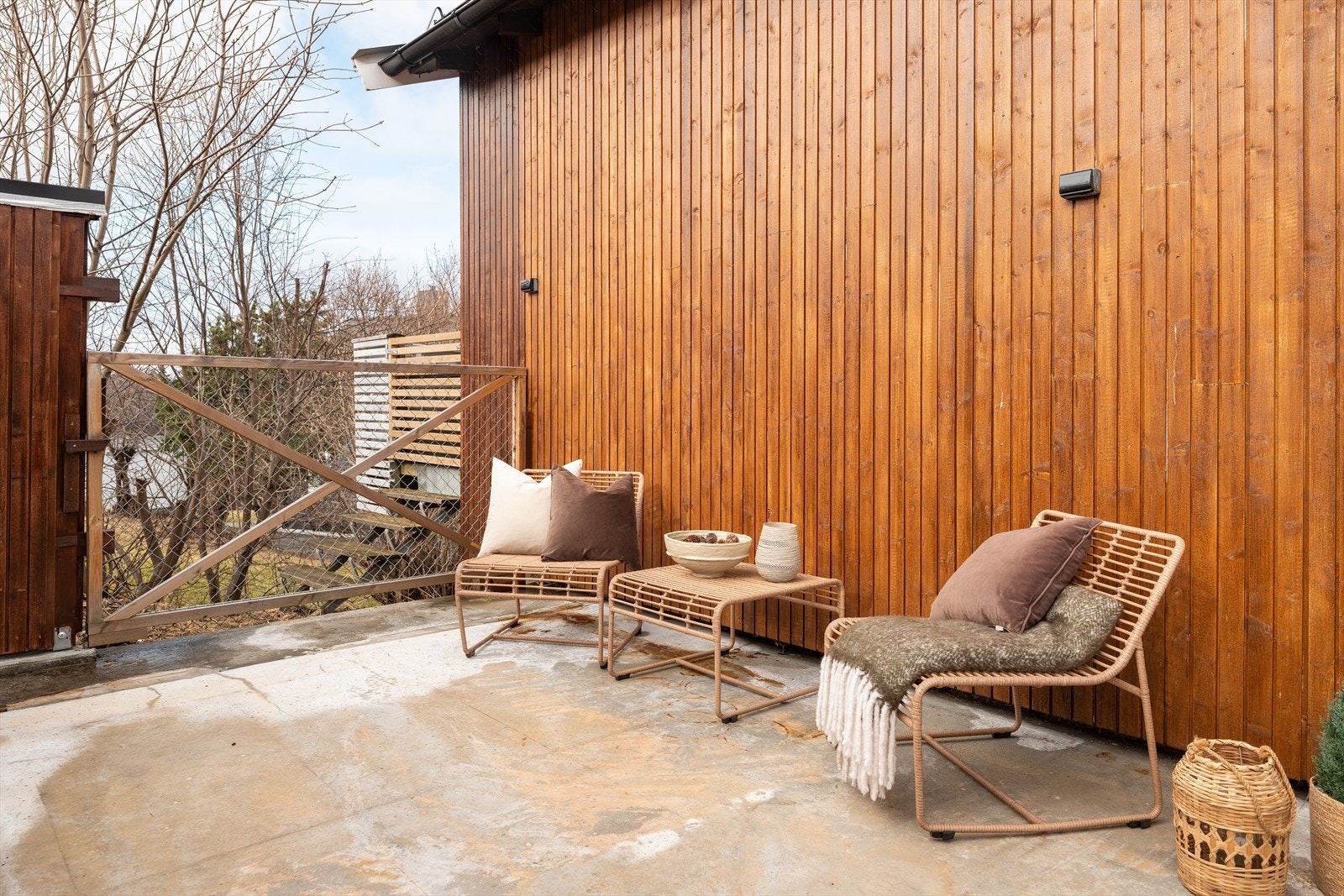 Skilleveggen gir en privat atmosfære og uteområdet har gode solforhold. Her kan man enkelt slippe ut hunden sin dersom man har det. Galleribilde