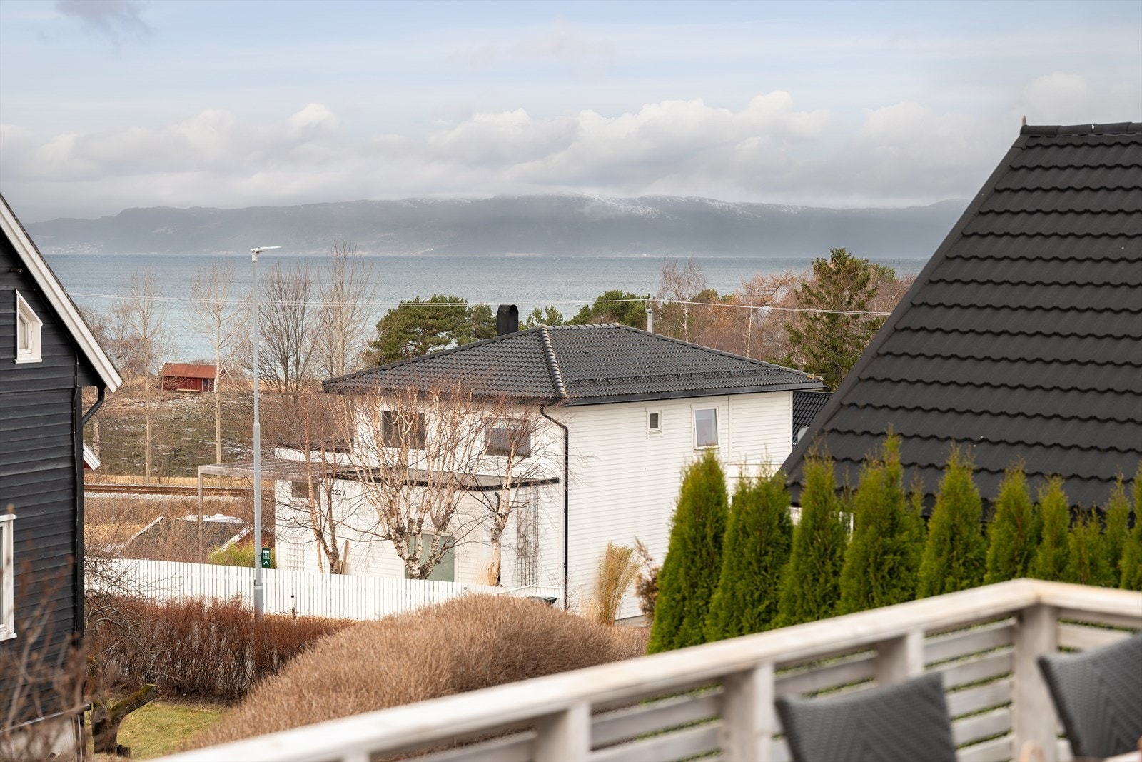 Her får du en idyllisk beliggenhet like ved sjøen. Det er kun en kort spasertur til både Hansbakkfjæra og Pettersenfjæra. Galleribilde