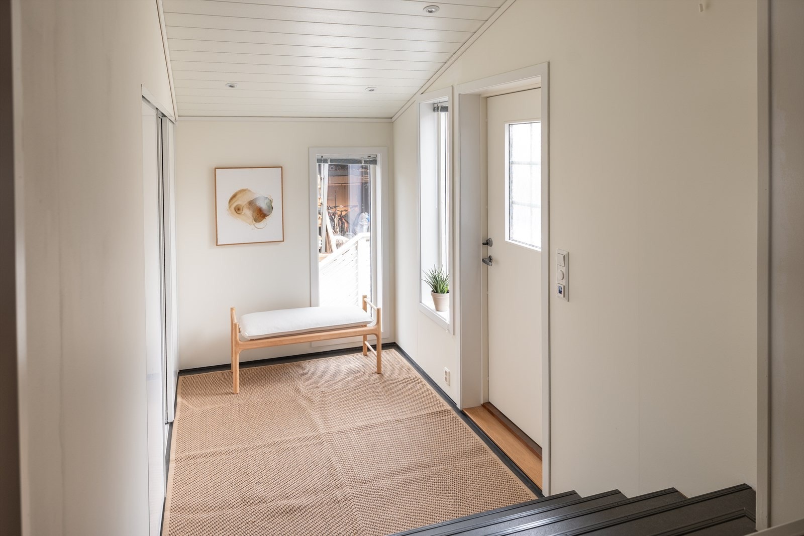 Dagens eiere bygde i 2019 på boligen med et romslig inngangsparti. Når man kommer inn i boligen trer man inn i entréen på hele 11m² med downlights i himling. Galleribilde