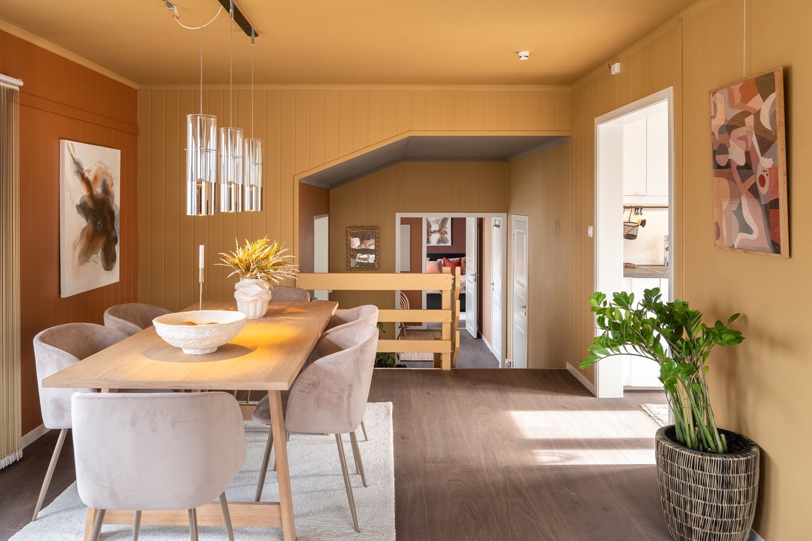 Stuen og kjøkkenet ligger en halv etasje opp fra resterende del av hovedetasjen, dette gir boligen en romslig følelse. Galleribilde