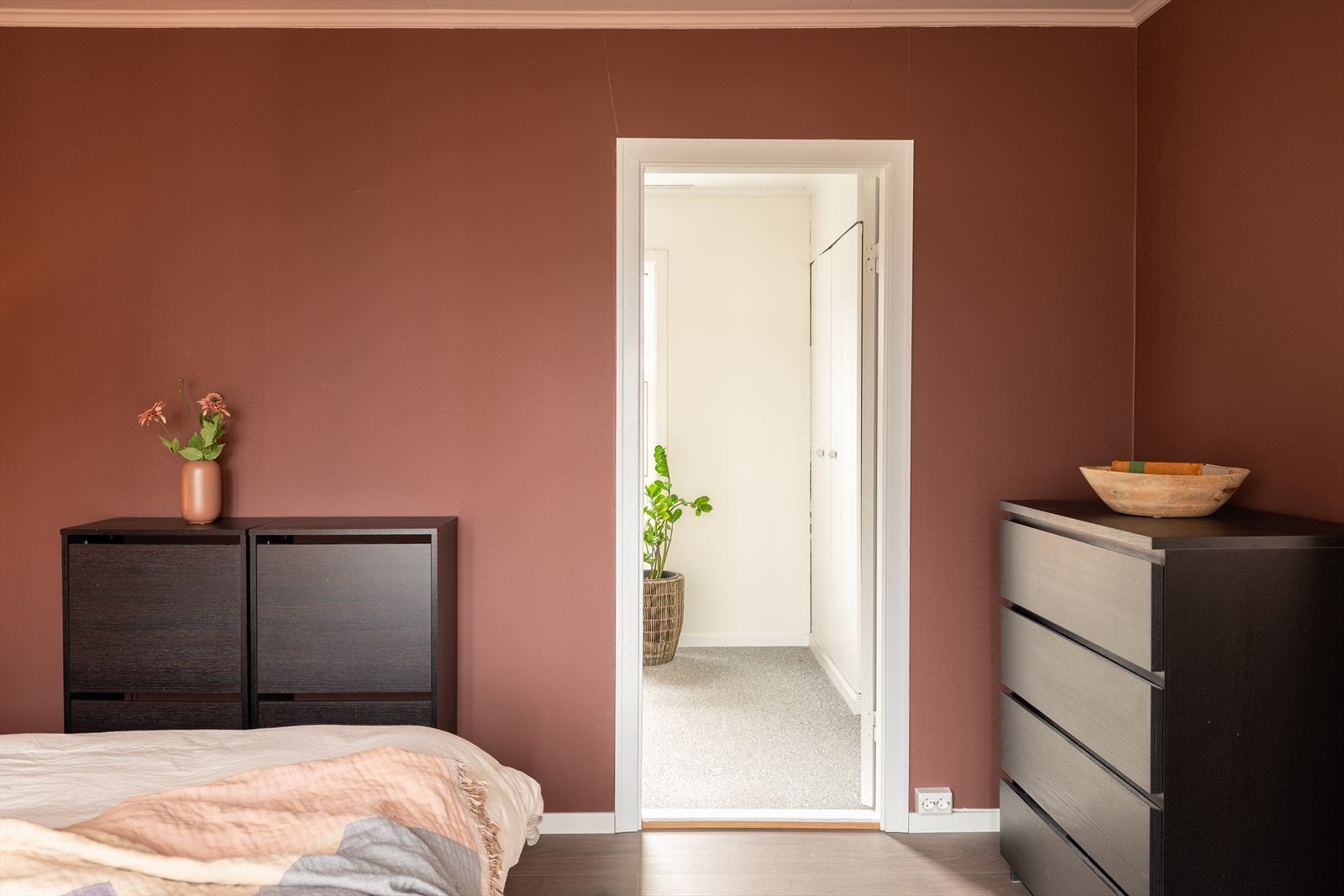 Fra hovedsoverommet finner man husets andre soverom. Galleribilde