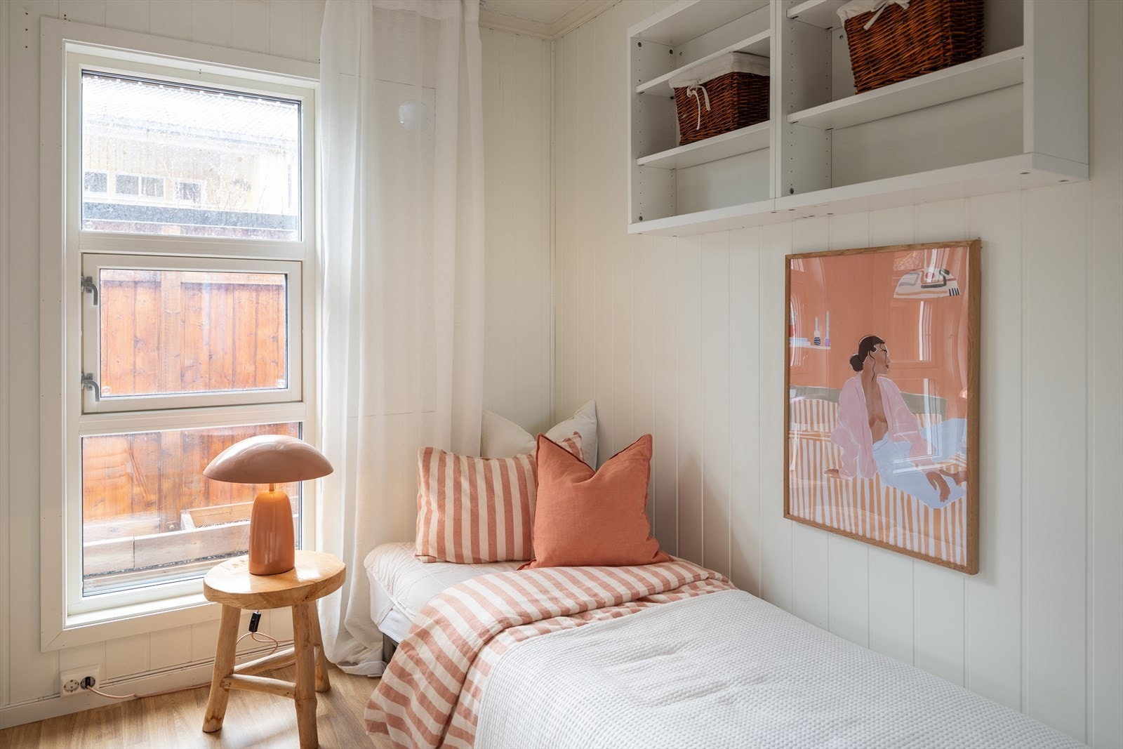 Boligens rause vindusflater tillater godt med lysinnslipp. Galleribilde